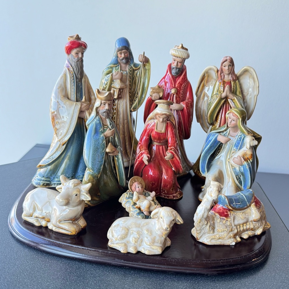 VTG Kirkland Home Signature 13 Piece Nativity Set w/Wood Base Glazed Ceramic